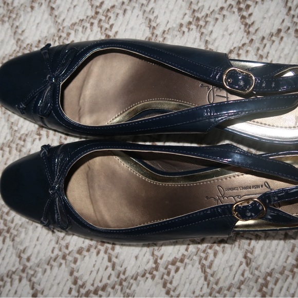 navy blue low heel shoes